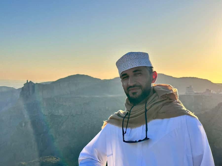 From Muscat: Nizwa and Jebel Shams Day Trip - Climbing toward Jebel Shams