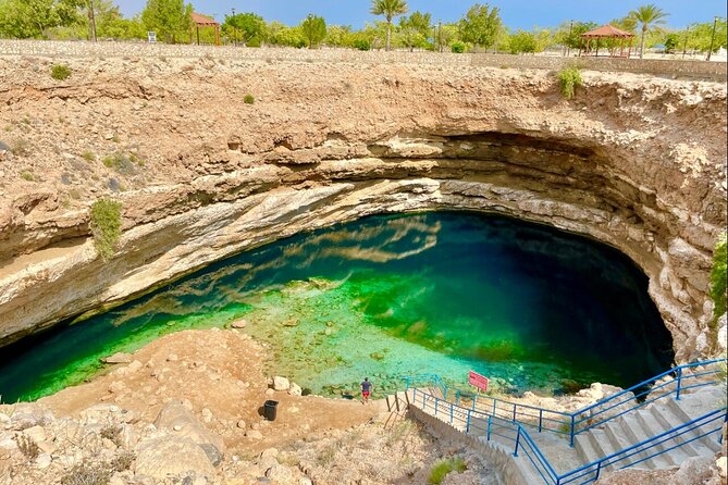 Full Day Group Tour to Wadi Shab Bimmah Sinkhole and Fins Beach - What the three-hour Wadi Shab visit is really like
