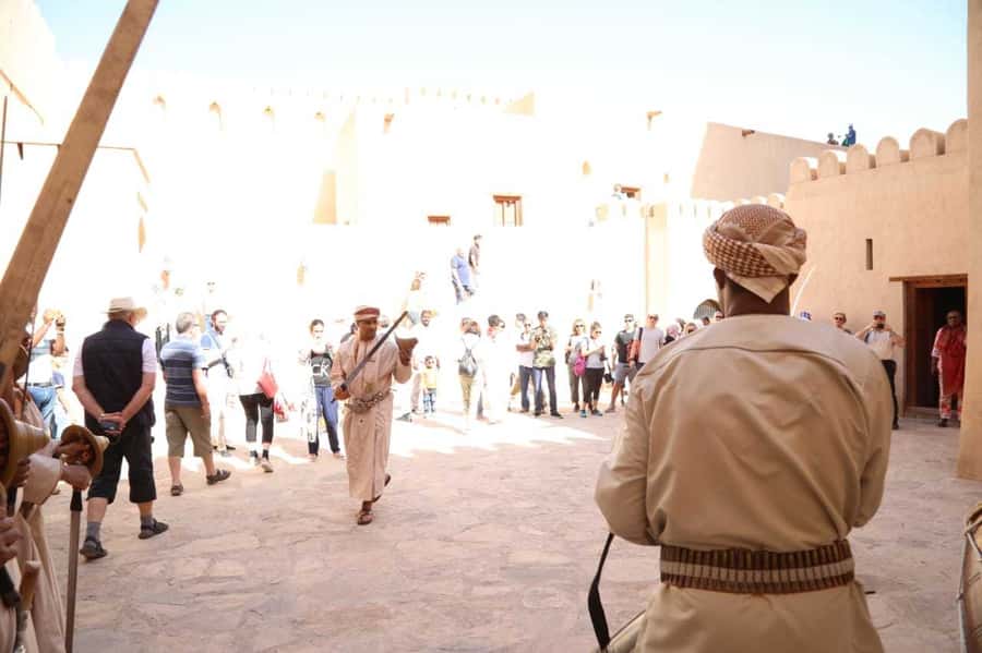 Full-Day Tour in Oman: Enchanting Forts of Nizwa and Jabreen - What the guide can add to the day