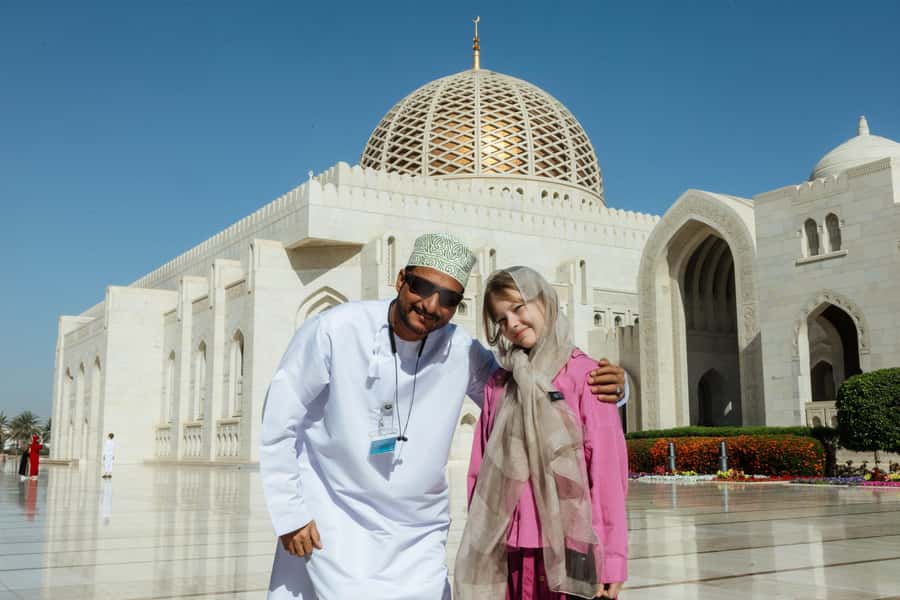 Guided Walking Tour of Sultan Qaboos Grand Mosque in Muscat - The courtyard, minarets, and first view