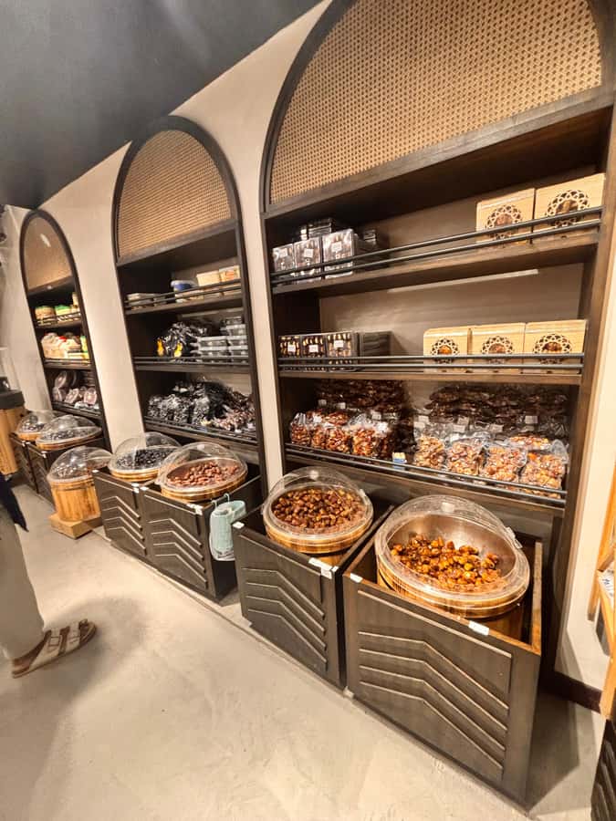 Muscat: 4x4 Adventure Through Jebel Akhdar and Nizwa - Nizwa Souq: dates, silver, and Omani sweets