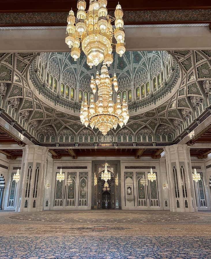 Muscat City Tour and life with Omani Guy ( luxury car). - Shopping and stories at Muttrah Souq