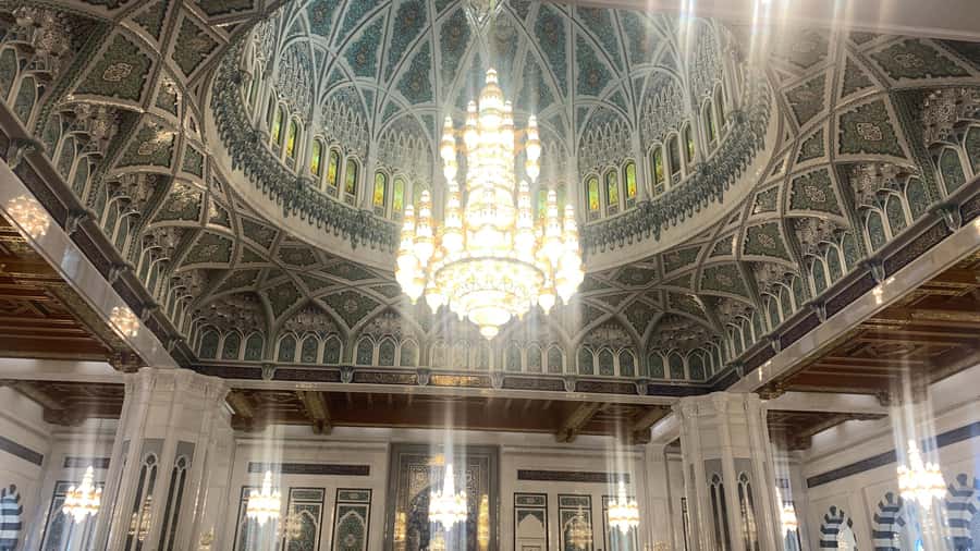 Muscat: Group City Tour with Pickup and Lunch or Dinner - Lunch or dinner at a local restaurant