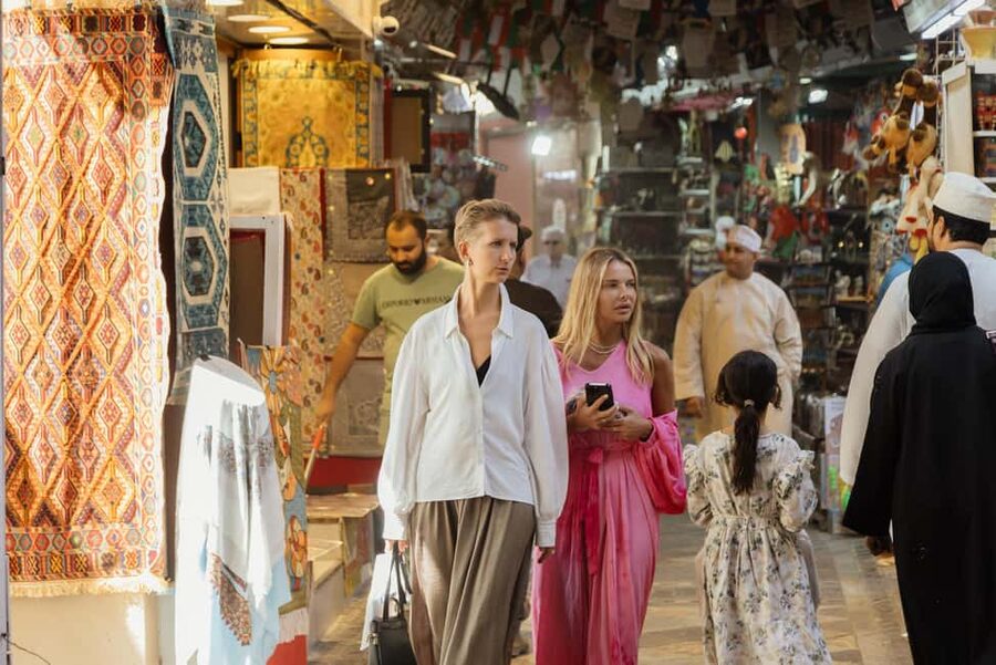 Muscat: Guided Walking Tour of Corniche, Souq & Mutrah Fort - What the guide adds