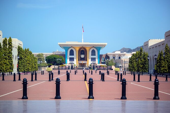 Muscat Half Day City Tour with Audio Guiding - Bait Al Zubair explains Oman beyond the sights