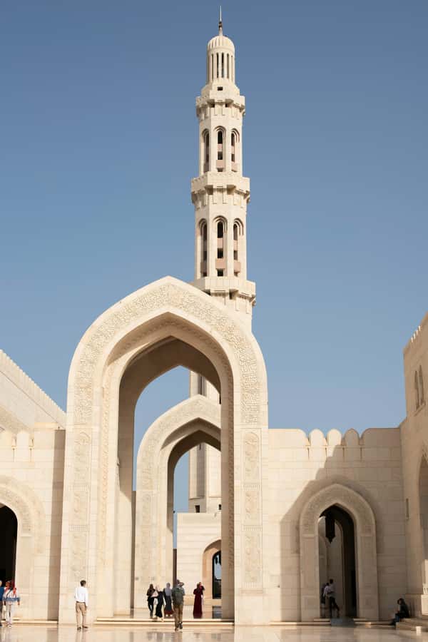 Muscat: Night Tour 4 Hours - Guides, languages, and the human side of the tour