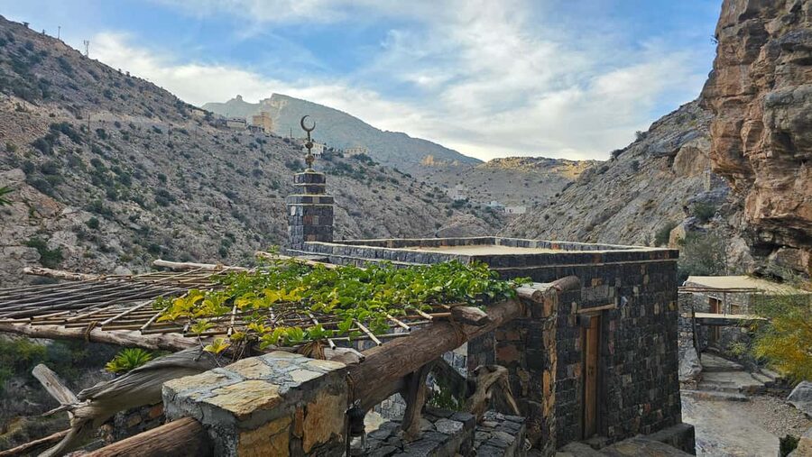 Muscat: Nizwa and Al Jabal Al Akhdar Private Tour with Lunch - Climbing Al Jabal Al Akhdar, Oman’s Green Mountain
