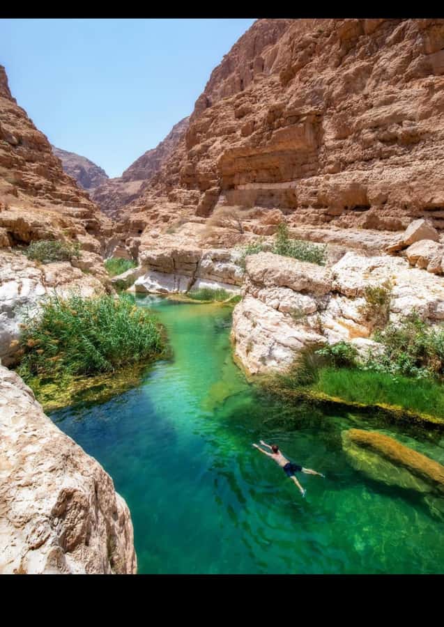 Muscat: Wadi Shab & Bimmah Sinkhole Tour with Pickup & Lunch - Lunch provides a useful break