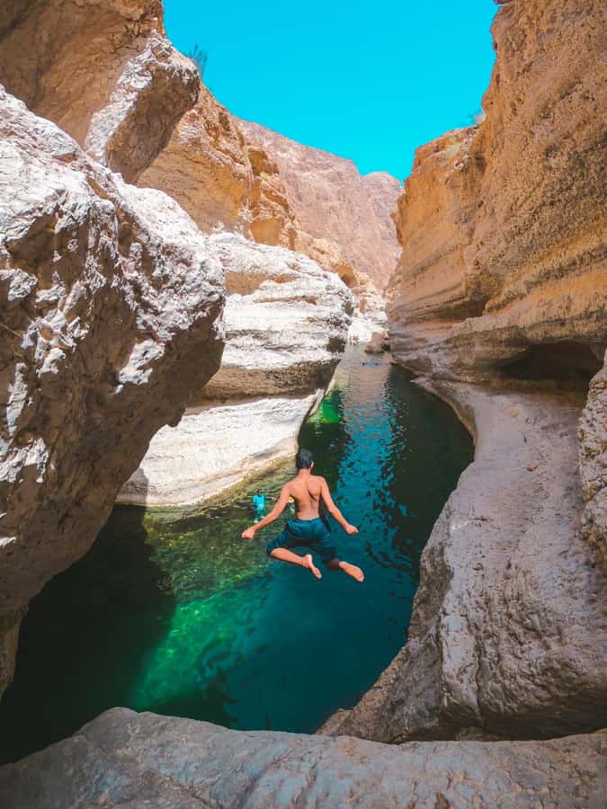 Muscat: Wadi Shab & Bimmah Sinkhole Tour with Pickup & Lunch - The 35-minute walk into Wadi Shab