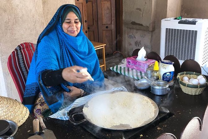 Nizwa and Oman's Grand Canyon: Full-Day Adventure - Lunch, tea, and Omani hospitality