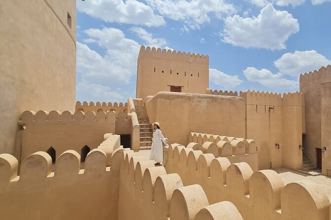Nizwa Fort-Nizwa Souq-Birkat Al Mouz-Jebel Akhdar - Private Full Day Tour - What makes the guide important
