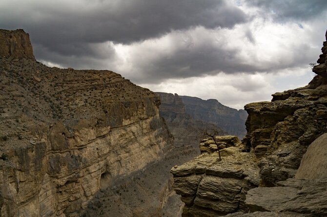 Oman Grand Canyon, Jebel Shams & Nizwa Full Day Tour - Wadi Ghul Makes the Road Part of the Attraction