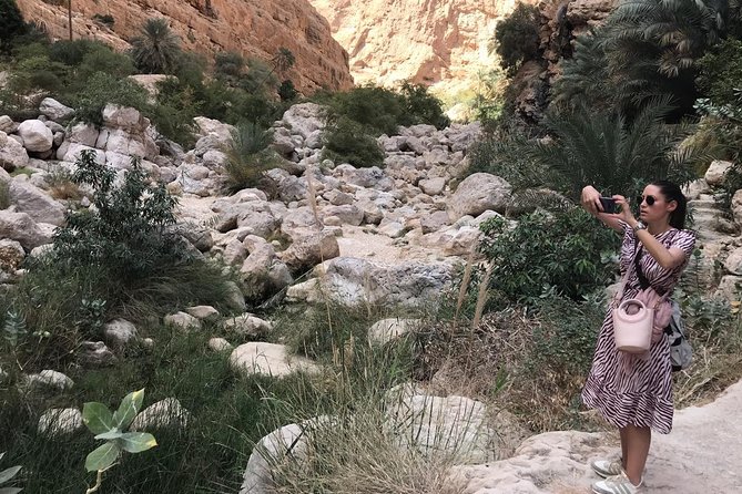 Private Day Trip to Wadi Shab & Bimmah Sinkhole Price Up To 5 Persons - Walking into Wadi Shab takes effort