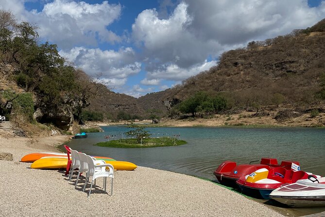 Private Full-Day East Oman Tour from Salalah with Lunch - Tawi Ateer shows Oman’s dramatic side