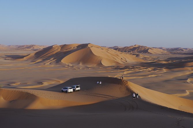 Private tour - Empty Quarter desert adventure - Wadi Dawka + Ubar - Walking Barefoot and Climbing the Sand