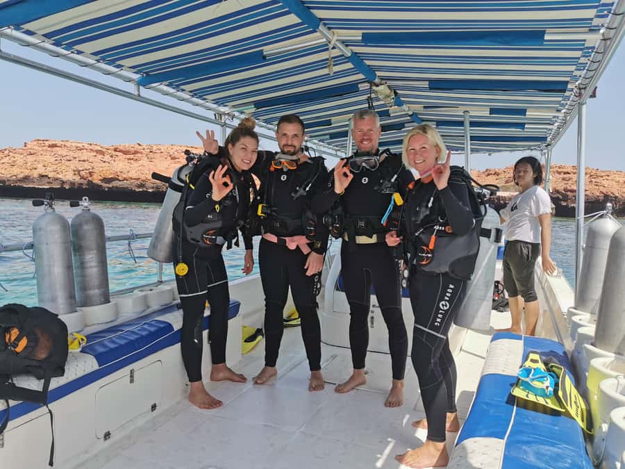 Try scuba Diving Tours To Daymaniyat Islands. - A simple lunch break on a shaded boat